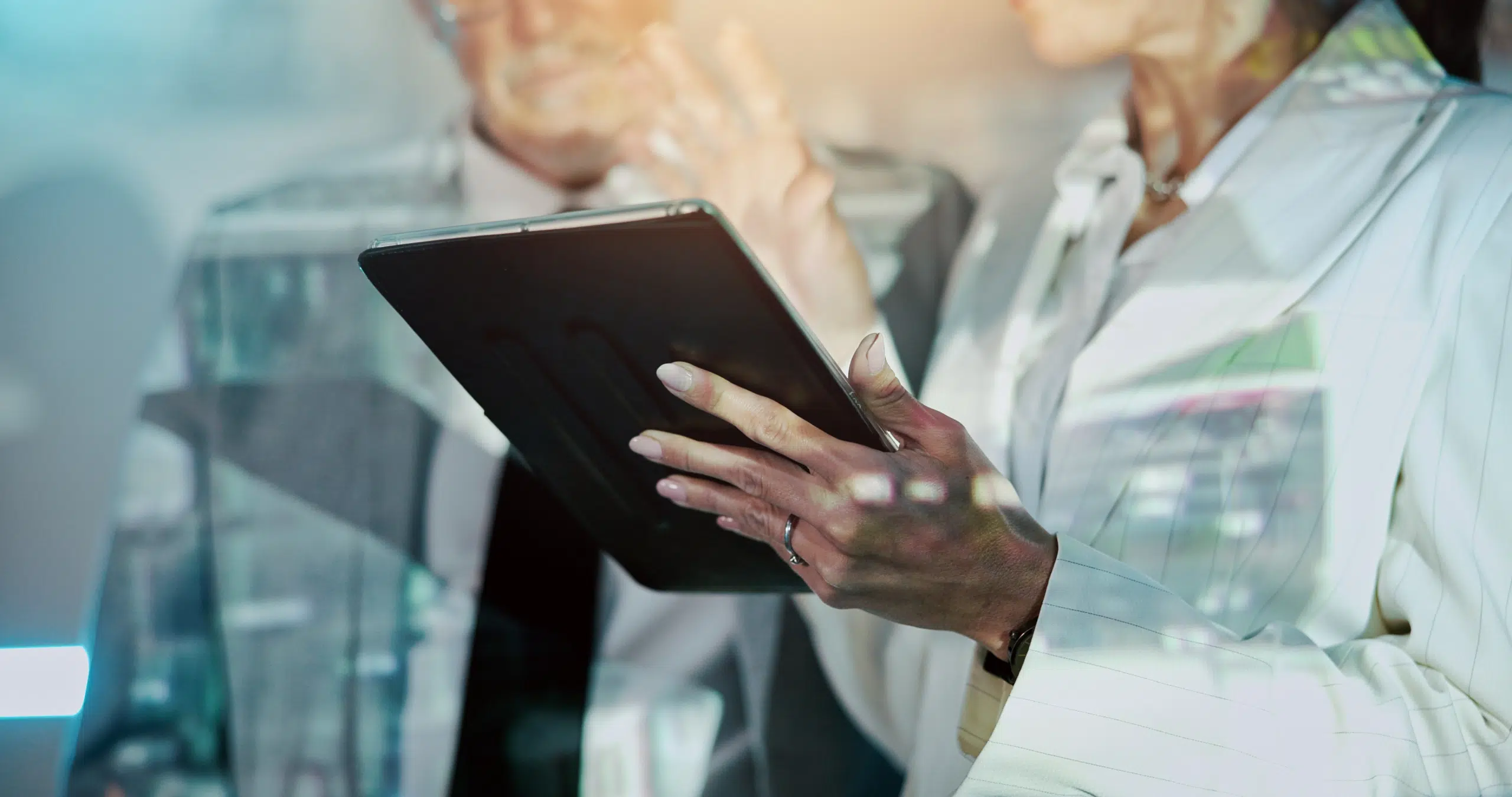 Deux professionnels examinant des informations sur une tablette