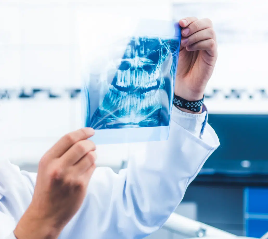 Professionnel analysant une radiographie dentaire