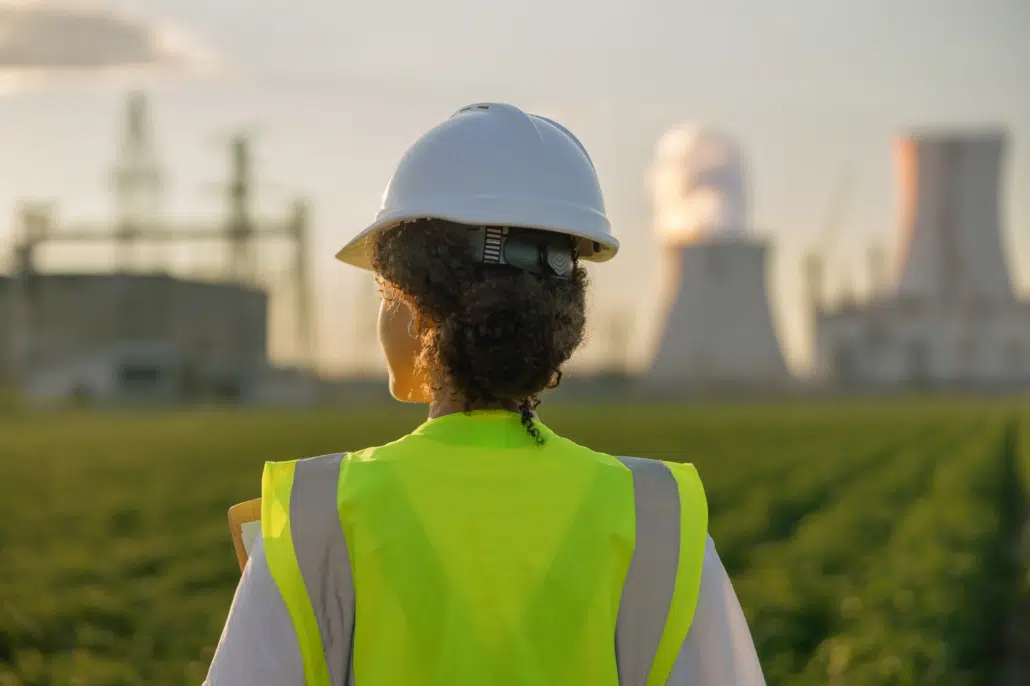 Ingénieure en radioprotection face à une installation nucléaire de base Ingénieure en radioprotection face à une installation nucléaire de base