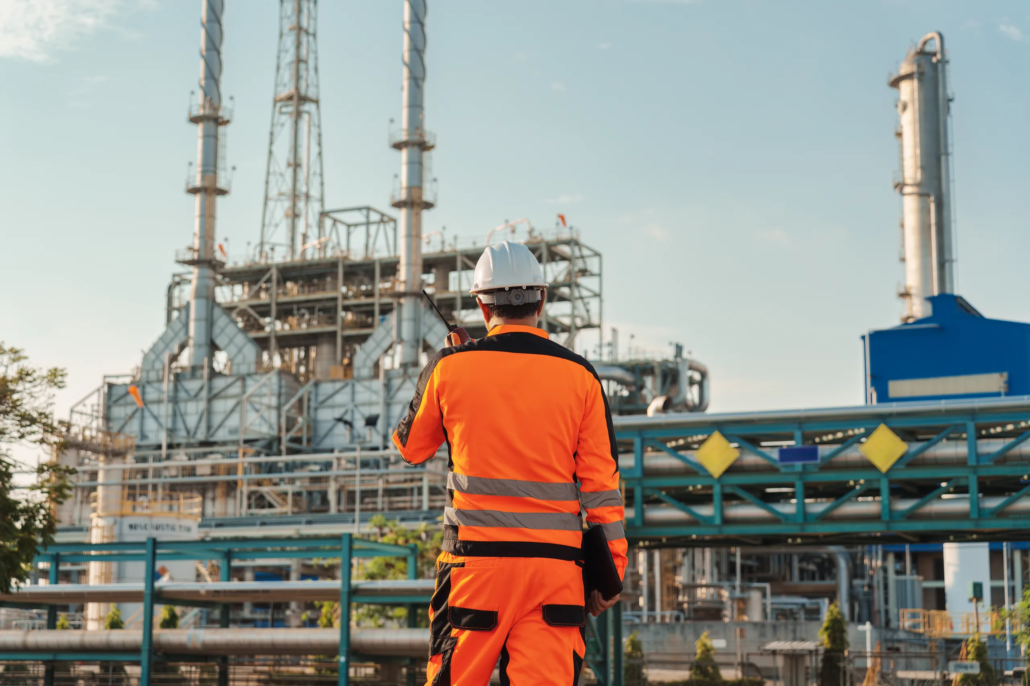 Ingénieur en équipements de protection inspectant une raffinerie