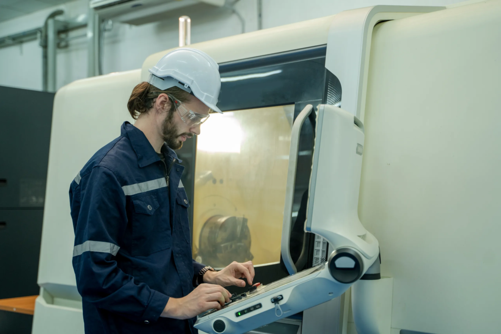 Ouvrier utilisant une machine industrielle