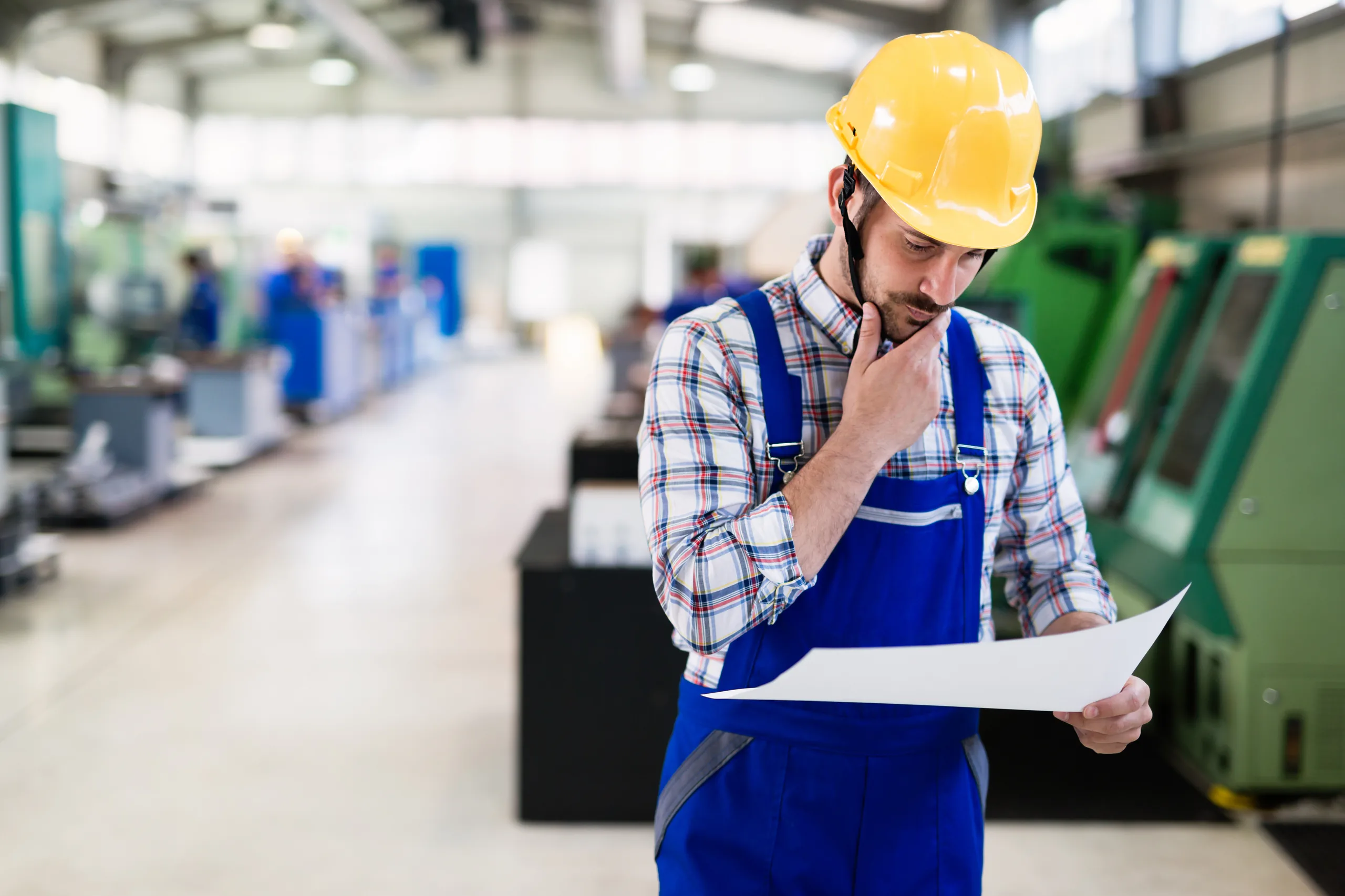 Contrôleur examinant un document lors d’un audit en environnement industriel