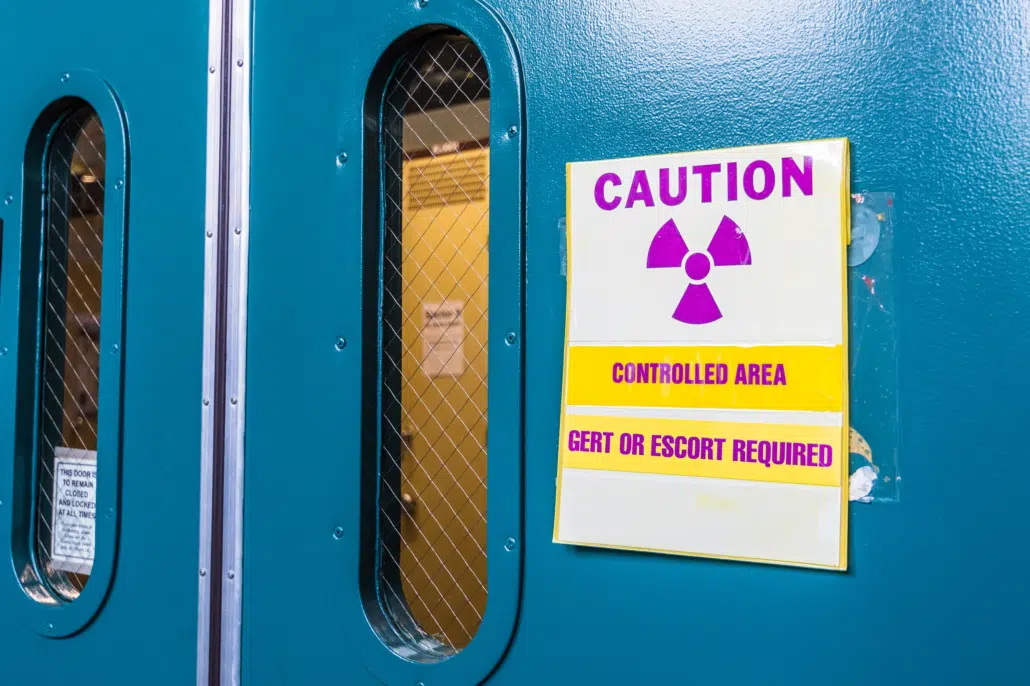 Panneau « Controlled Area » signalant une zone contrôlée en installation radiologique